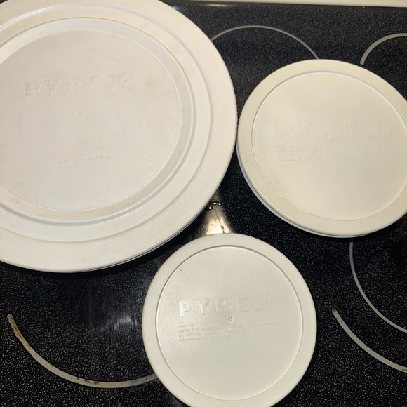 Pyrex Ribbed Glass Bowl Set with White Lids - Picture 3 of 9